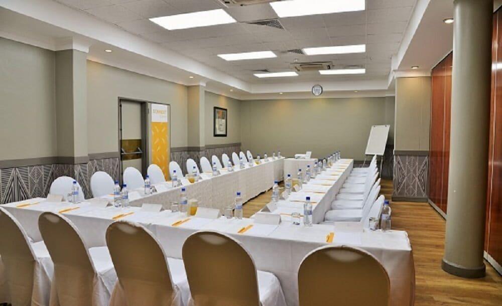 Cresta Oasis Hotel Harare Exterior foto