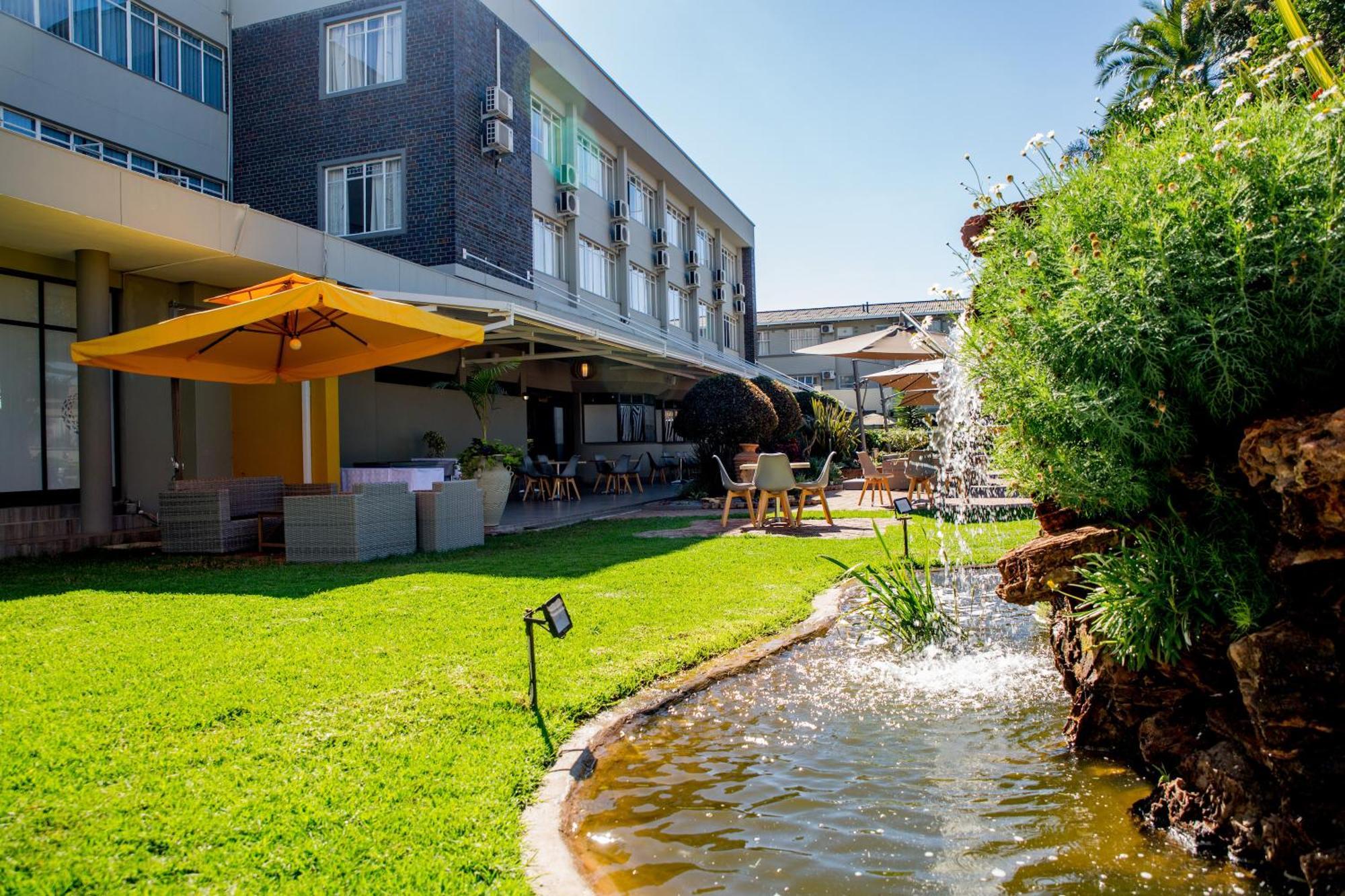 Cresta Oasis Hotel Harare Exterior foto
