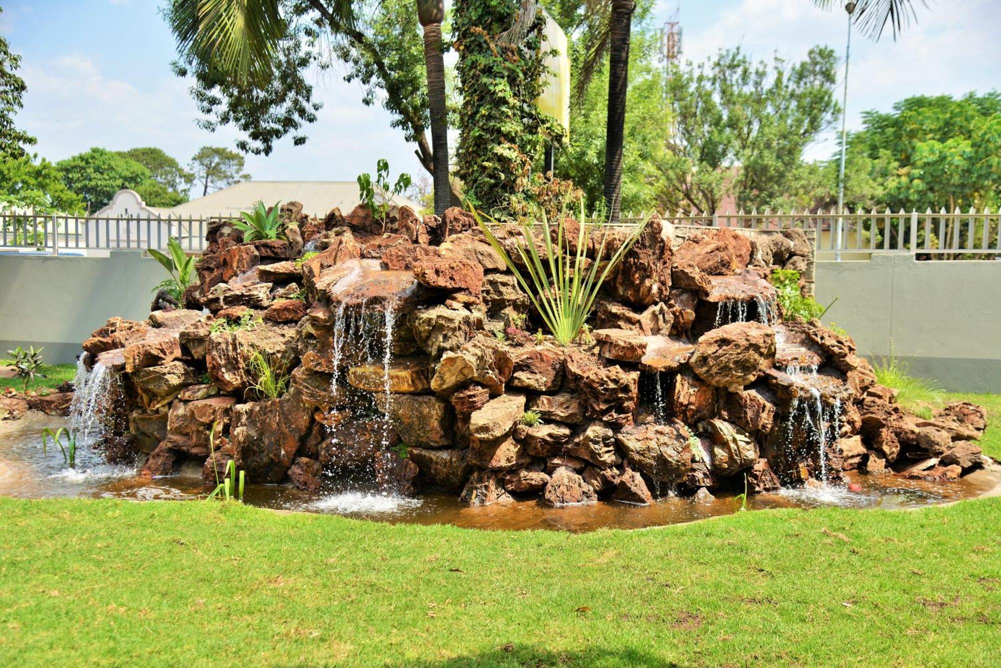 Cresta Oasis Hotel Harare Exterior foto